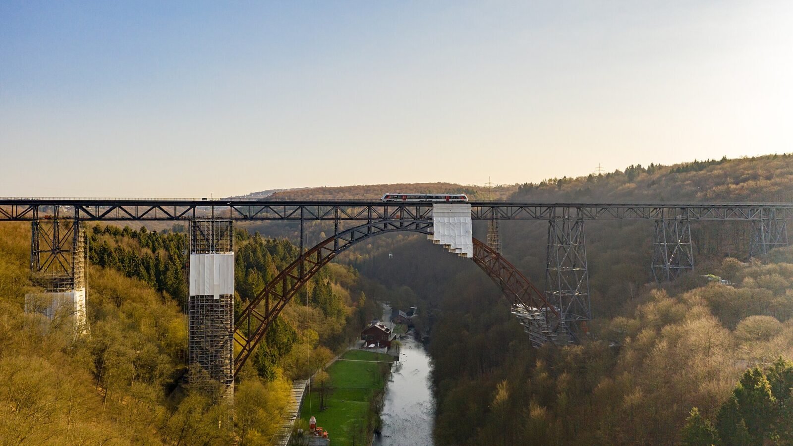 Müngstener Brücke über dem Tal der Wupper